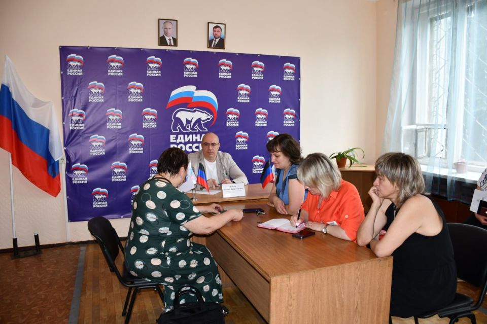 Сегодня, в общественной приемной Всероссийской политической партии «Единая Россия» первый заместитель главы администрации городского округа Дебальцево Максим Вельма провел прием граждан Сегодня, в общественной приемной Всероссийской политической партии «Единая Россия» первый заместитель главы администрации городского округа Дебальцево Максим Вельма провел прием граждан