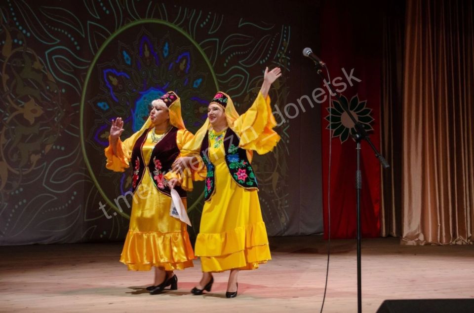 Культурное богатство. В 2001 году по инициативе активистов татарской общины при поддержке Донецкого областного татарского культурного центра был создан ансамбль «Донбасс татарлары» («Татары Донбасса») Культурное богатство. В 2001 году по инициативе активистов татарской общины при поддержке Донецкого областного татарского культурного центра был создан ансамбль «Донбасс татарлары» («Татары Донбасса»)