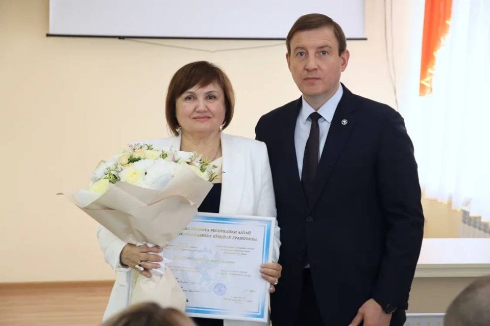 Глава Республики Алтай Андрей Турчак представил коллективу БУЗ РА «Республиканская больница» нового главного врача Глава Республики Алтай Андрей Турчак представил коллективу БУЗ РА «Республиканская больница» нового главного врача