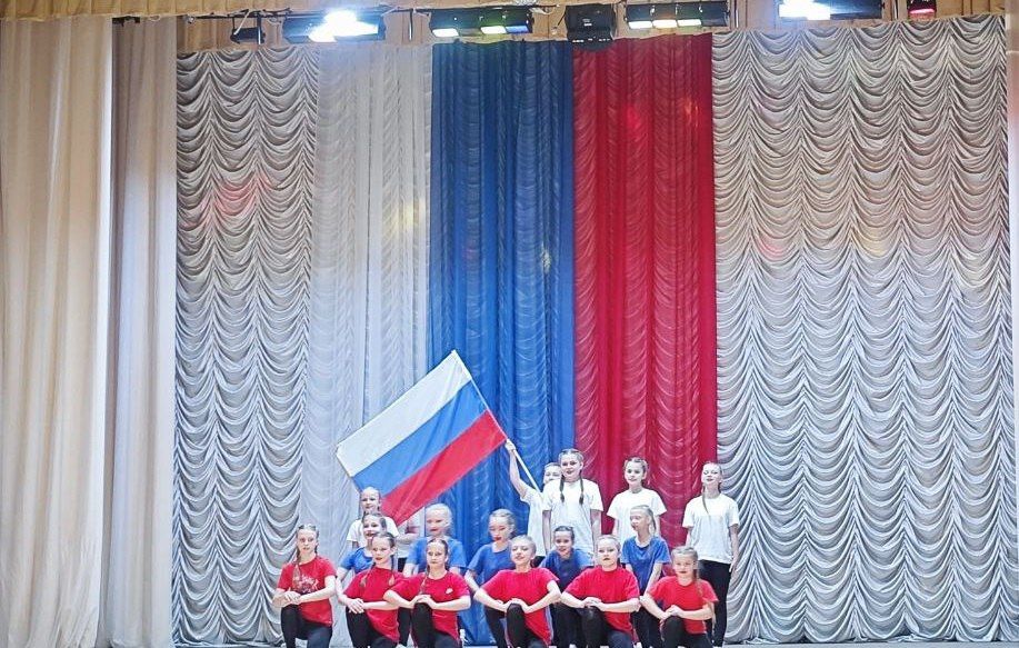 В Кировском внутригородском районе состоялся праздничный концерт приуроченный ко Дню России В Кировском внутригородском районе состоялся праздничный концерт приуроченный ко Дню России
