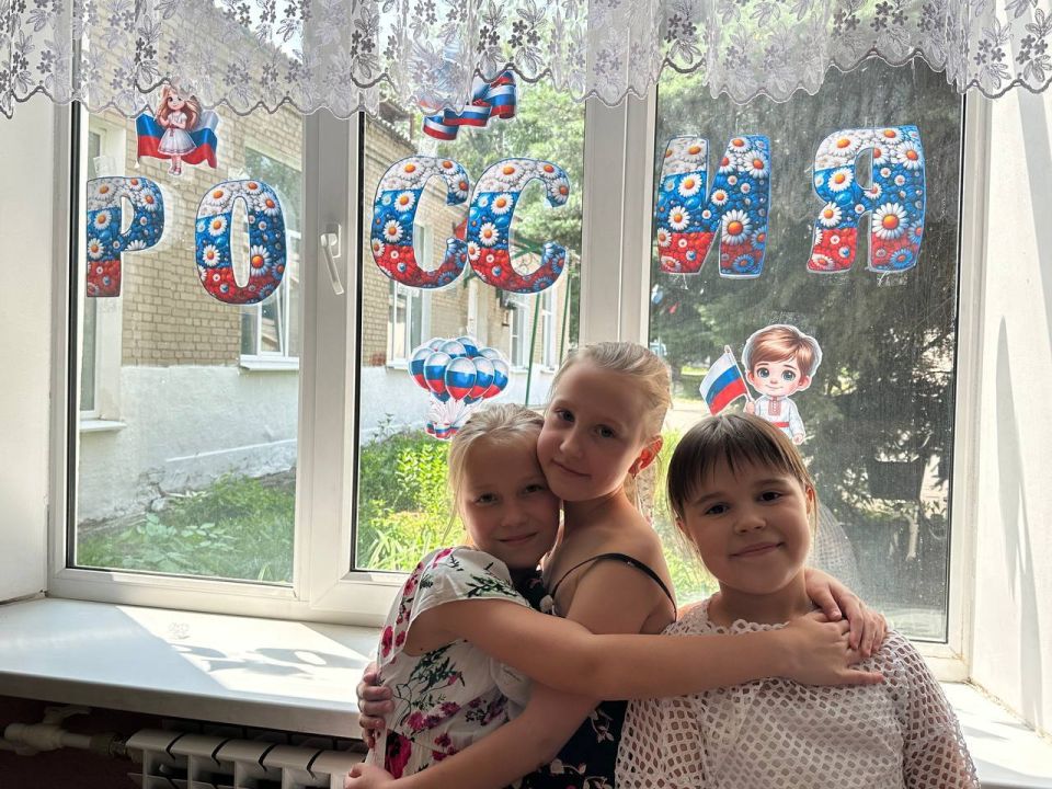 С Россией в сердце. В преддверии Дня России, при поддержке администрации города, инициативная молодёжь совместно с волонтёрами «Дома Народного Единства» организовали и провели мастер-класс по изготовлению декоративных... С Россией в сердце. В преддверии Дня России, при поддержке администрации города, инициативная молодёжь совместно с волонтёрами «Дома Народного Единства» организовали и провели мастер-класс по изготовлению декоративных...