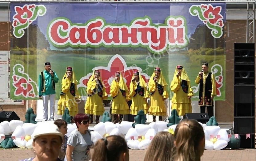 Культурное богатство. В 2001 году по инициативе активистов татарской общины при поддержке Донецкого областного татарского культурного центра был создан ансамбль «Донбасс татарлары» («Татары Донбасса») Культурное богатство. В 2001 году по инициативе активистов татарской общины при поддержке Донецкого областного татарского культурного центра был создан ансамбль «Донбасс татарлары» («Татары Донбасса»)