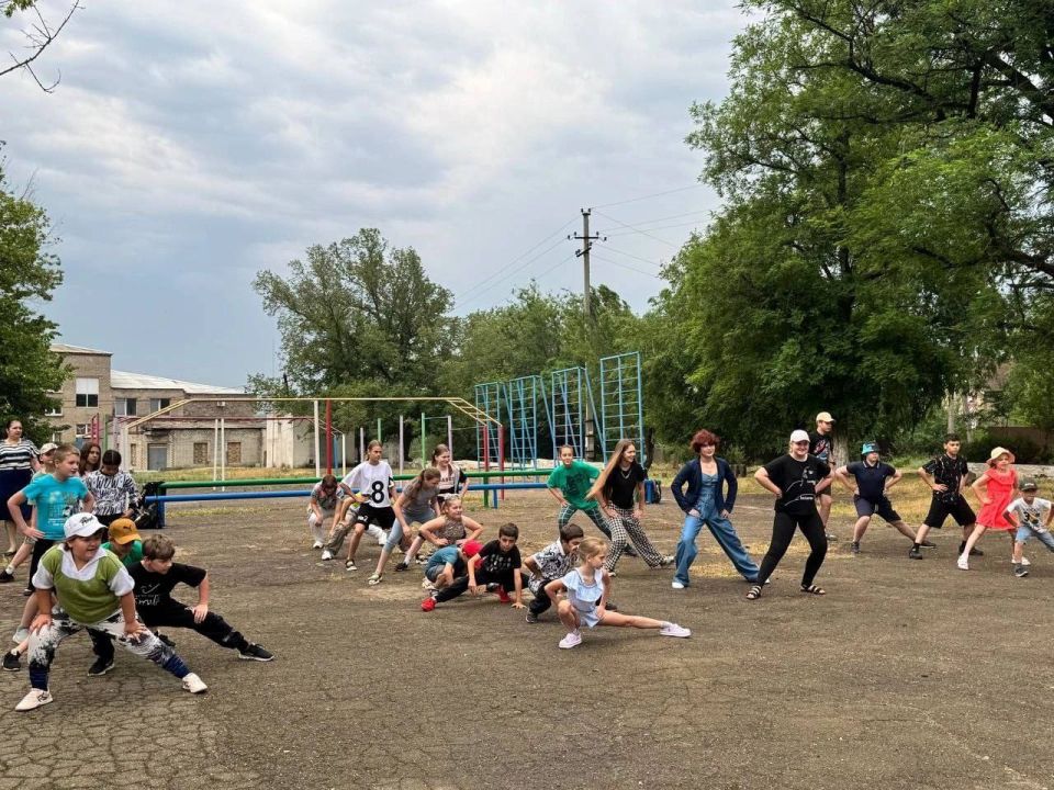 Сегодня во всех пришкольных лагерях прошла утренняя зарядка, зарядив ребят энергией и отличным настроением на весь день! Сегодня во всех пришкольных лагерях прошла утренняя зарядка, зарядив ребят энергией и отличным настроением на весь день!