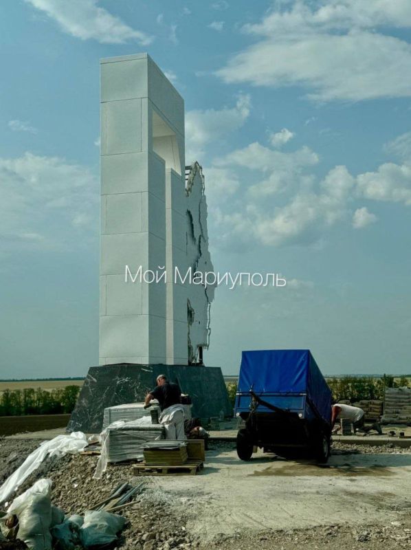 У КПП Весёло-Вознесенка на въезде в Донецкую народную республику с Ростовской области устанавливается приветственная стелла ДНР У КПП Весёло-Вознесенка на въезде в Донецкую народную республику с Ростовской области устанавливается приветственная стелла ДНР