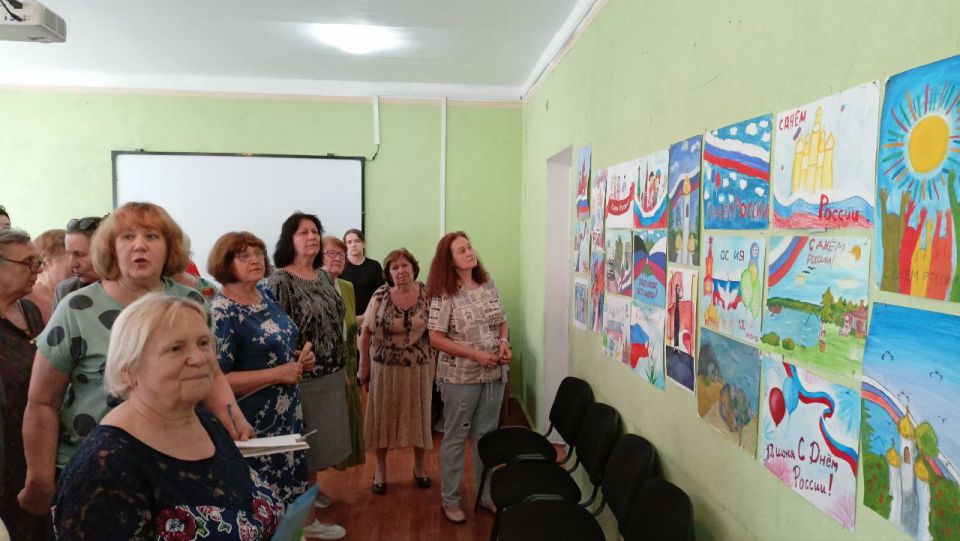 Выставка детских рисунков «С любовью и верой в Россию» Выставка детских рисунков «С любовью и верой в Россию»