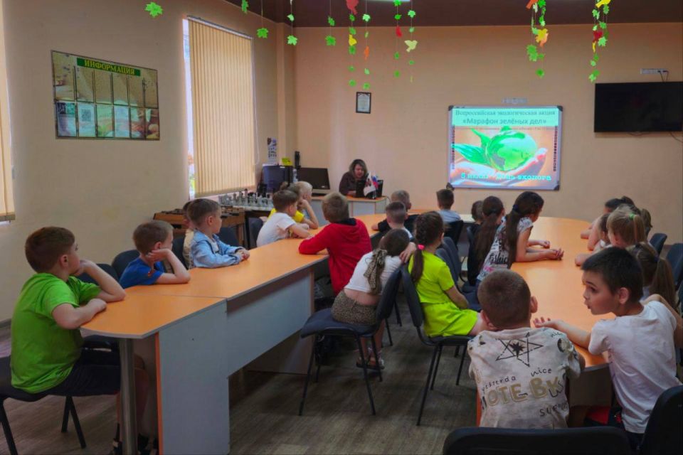 Сотрудники молодёжного отдела МБУ «МИРОНОВСКИЙ ПОСЕЛКОВЫЙ ДК» в рамках Всероссийской экологической акции «Марафон зелёных дел» для ребят из пришкольного лагеря «Дружба» ГБОУ «Мироновская школа N 10 г.о. Дебальцево»... Сотрудники молодёжного отдела МБУ «МИРОНОВСКИЙ ПОСЕЛКОВЫЙ ДК» в рамках Всероссийской экологической акции «Марафон зелёных дел» для ребят из пришкольного лагеря «Дружба» ГБОУ «Мироновская школа N 10 г.о. Дебальцево»...