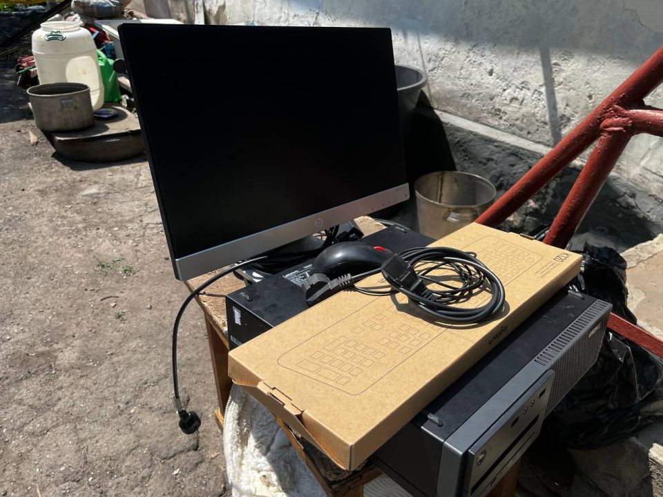 При поддержке благотворительного фонда «Сердце» заместитель главы Администрации городского округа Харцызск Виктория Рогожина передала семье из нашего округа компьютер и необходимые вещи При поддержке благотворительного фонда «Сердце» заместитель главы Администрации городского округа Харцызск Виктория Рогожина передала семье из нашего округа компьютер и необходимые вещи