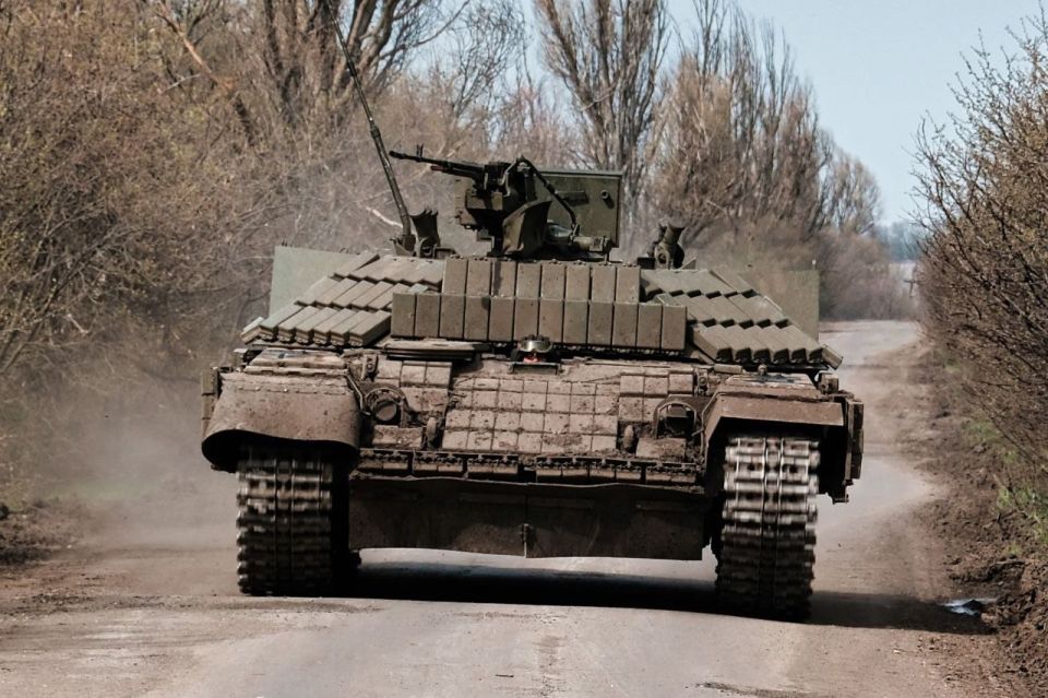 На днях в Северске ударом оптоволоконного FPV-дрона уничтожен очередной украинский эрзац-бронетранспортер На днях в Северске ударом оптоволоконного FPV-дрона уничтожен очередной украинский эрзац-бронетранспортер