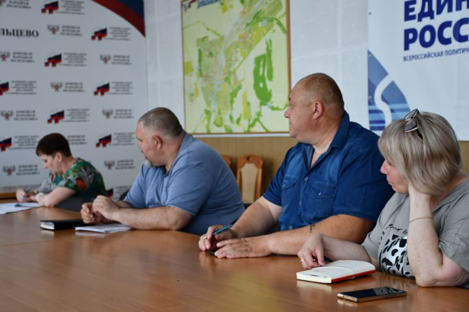 Сергей Желновач: 10 июня 2025 г. заместитель главы администрации городского округа Дебальцево Виталий Тур провел заседание комиссии по вопросам подготовки объектов жизнеобеспечения, социальной сферы, к работе в... Сергей Желновач: 10 июня 2025 г. заместитель главы администрации городского округа Дебальцево Виталий Тур провел заседание комиссии по вопросам подготовки объектов жизнеобеспечения, социальной сферы, к работе в...