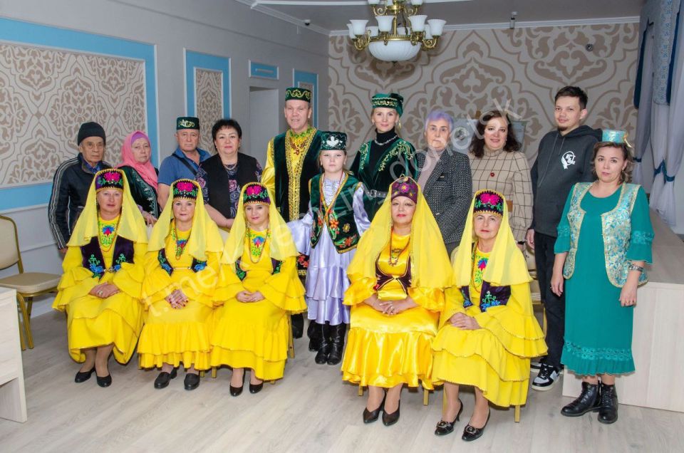 Культурное богатство. В 2001 году по инициативе активистов татарской общины при поддержке Донецкого областного татарского культурного центра был создан ансамбль «Донбасс татарлары» («Татары Донбасса») Культурное богатство. В 2001 году по инициативе активистов татарской общины при поддержке Донецкого областного татарского культурного центра был создан ансамбль «Донбасс татарлары» («Татары Донбасса»)