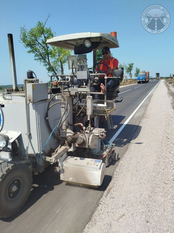 Приступили к нанесению дорожной разметки на региональной автодороге Доля-Еленовка Приступили к нанесению дорожной разметки на региональной автодороге Доля-Еленовка