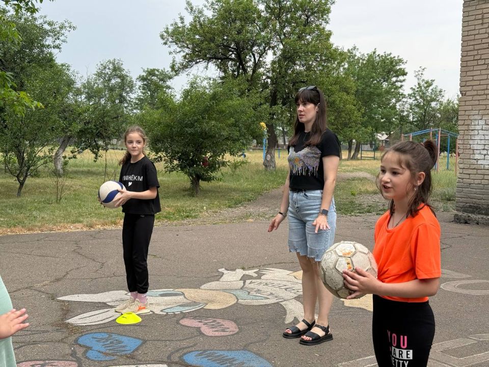 Продолжая месячник спорта "Спортивный Донбасс", отдел физической культуры, спорта и туризма администрации городского округа Дебальцево совместно с Движением Первых провели спортивное мероприятие "Спортивный калейдоскоп" в... Продолжая месячник спорта "Спортивный Донбасс", отдел физической культуры, спорта и туризма администрации городского округа Дебальцево совместно с Движением Первых провели спортивное мероприятие "Спортивный калейдоскоп" в...