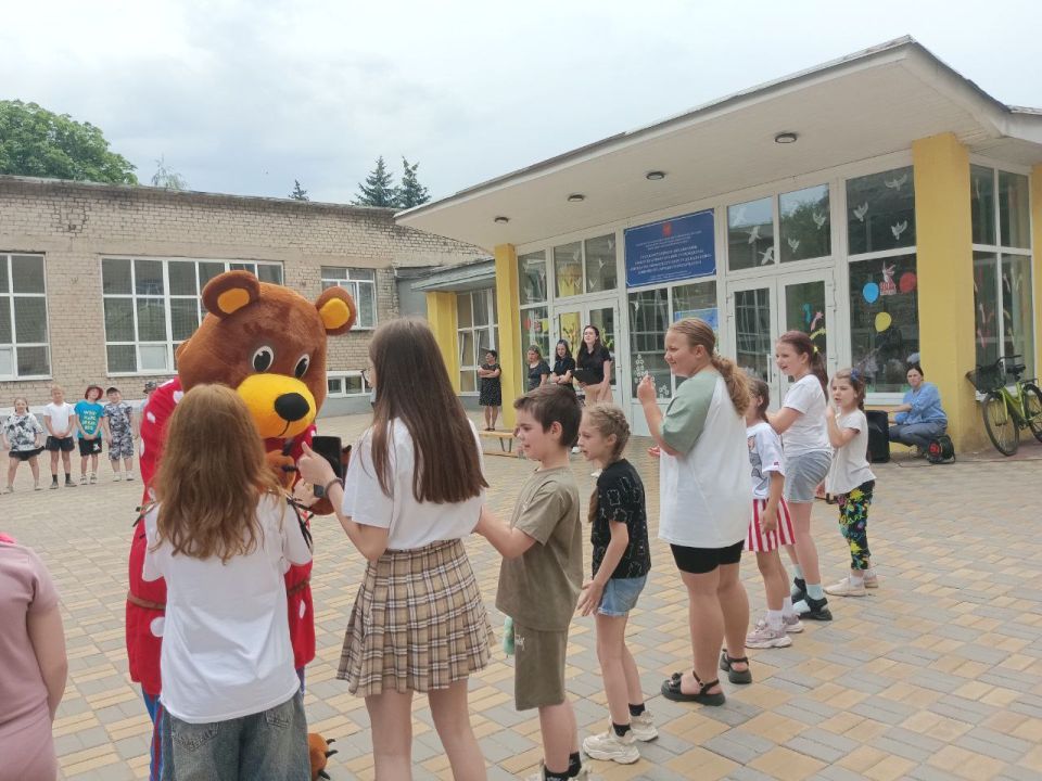 Сегодня сотрудники МБУ «Центр Культуры и Досуга города Дебальцево» организовали яркую развлекательную программу для ребят, посещающих пришкольный лагерь «Рассвет» в ГБОУ «Школа №5» Сегодня сотрудники МБУ «Центр Культуры и Досуга города Дебальцево» организовали яркую развлекательную программу для ребят, посещающих пришкольный лагерь «Рассвет» в ГБОУ «Школа №5»