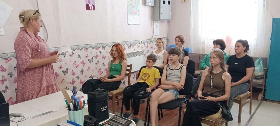 В Коммунаровке прошел патриотический час «Россия – славная наша держава», посвященный Дню России В Коммунаровке прошел патриотический час «Россия – славная наша держава», посвященный Дню России