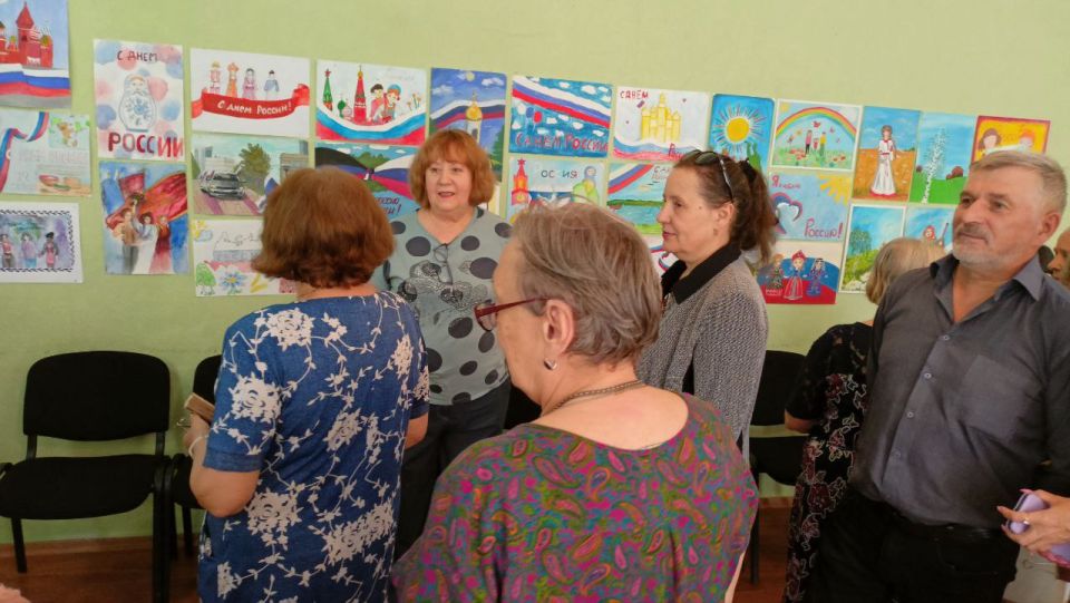 Выставка детских рисунков «С любовью и верой в Россию» Выставка детских рисунков «С любовью и верой в Россию»