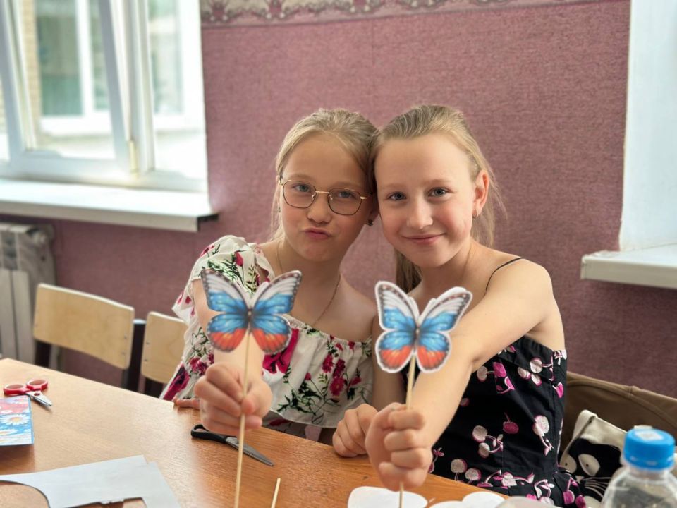 С Россией в сердце. В преддверии Дня России, при поддержке администрации города, инициативная молодёжь совместно с волонтёрами «Дома Народного Единства» организовали и провели мастер-класс по изготовлению декоративных... С Россией в сердце. В преддверии Дня России, при поддержке администрации города, инициативная молодёжь совместно с волонтёрами «Дома Народного Единства» организовали и провели мастер-класс по изготовлению декоративных...