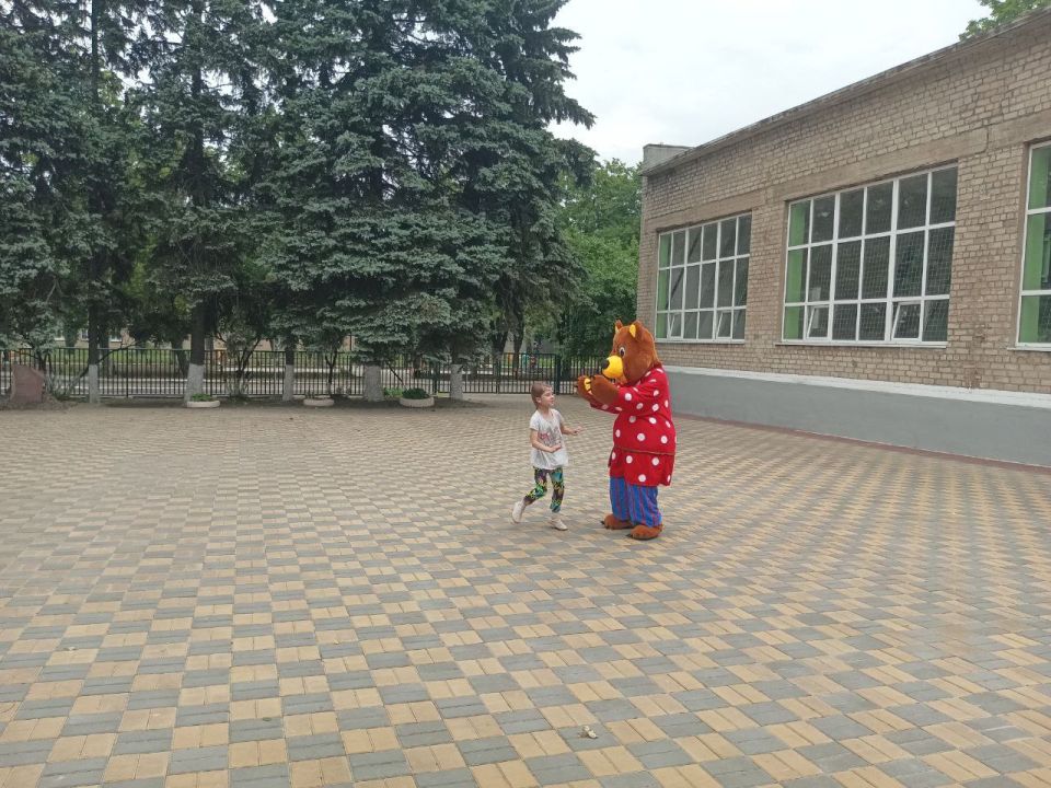 Сегодня сотрудники МБУ «Центр Культуры и Досуга города Дебальцево» организовали яркую развлекательную программу для ребят, посещающих пришкольный лагерь «Рассвет» в ГБОУ «Школа №5» Сегодня сотрудники МБУ «Центр Культуры и Досуга города Дебальцево» организовали яркую развлекательную программу для ребят, посещающих пришкольный лагерь «Рассвет» в ГБОУ «Школа №5»