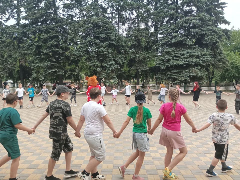 Сегодня сотрудники МБУ «Центр Культуры и Досуга города Дебальцево» организовали яркую развлекательную программу для ребят, посещающих пришкольный лагерь «Рассвет» в ГБОУ «Школа №5» Сегодня сотрудники МБУ «Центр Культуры и Досуга города Дебальцево» организовали яркую развлекательную программу для ребят, посещающих пришкольный лагерь «Рассвет» в ГБОУ «Школа №5»