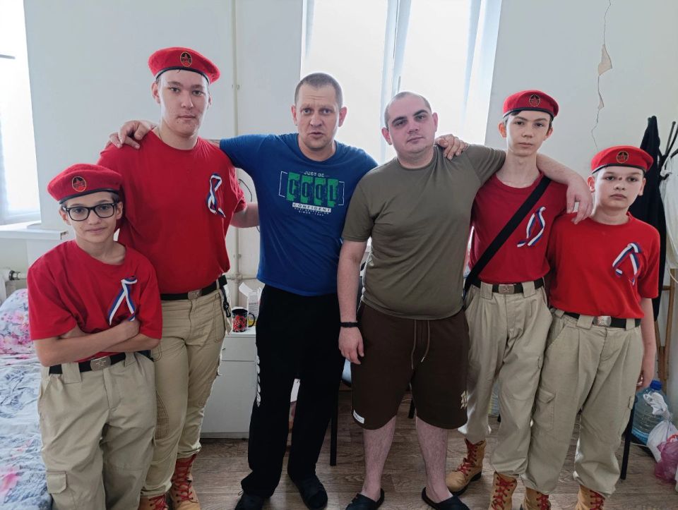 ZV Донбасс. Юнармейцы ВПСК «Легионеры» города Донецк Журман Святослав, Нагин Радион, Трифонов Богдан и Скидан Максим 10 июня приняли участие во Всероссийской акции «Горжусь моей Россией!» и ... ZV Донбасс. Юнармейцы ВПСК «Легионеры» города Донецк Журман Святослав, Нагин Радион, Трифонов Богдан и Скидан Максим 10 июня приняли участие во Всероссийской акции «Горжусь моей Россией!» и ...