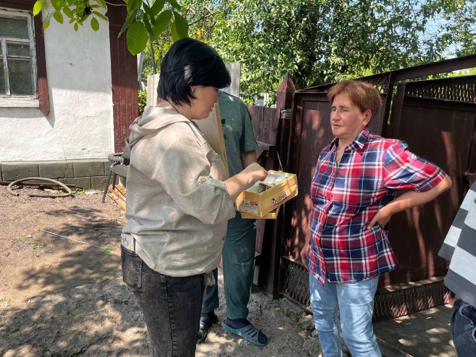 При поддержке благотворительного фонда «Сердце» заместитель главы Администрации городского округа Харцызск Виктория Рогожина передала семье из нашего округа компьютер и необходимые вещи При поддержке благотворительного фонда «Сердце» заместитель главы Администрации городского округа Харцызск Виктория Рогожина передала семье из нашего округа компьютер и необходимые вещи