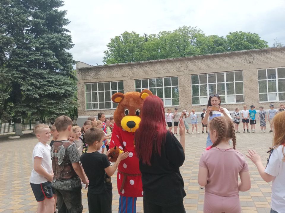 Сегодня сотрудники МБУ «Центр Культуры и Досуга города Дебальцево» организовали яркую развлекательную программу для ребят, посещающих пришкольный лагерь «Рассвет» в ГБОУ «Школа №5» Сегодня сотрудники МБУ «Центр Культуры и Досуга города Дебальцево» организовали яркую развлекательную программу для ребят, посещающих пришкольный лагерь «Рассвет» в ГБОУ «Школа №5»