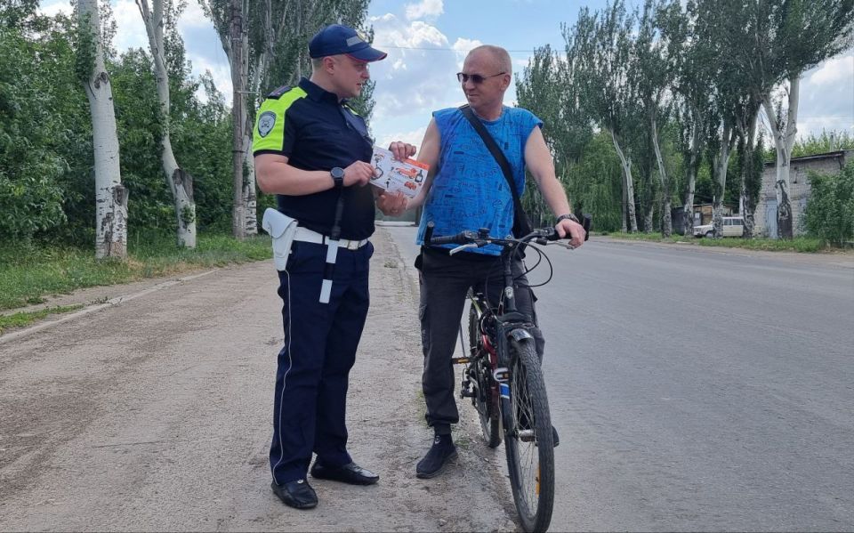 В Горловке автоинспекторы провели беседы с водителями В Горловке автоинспекторы провели беседы с водителями