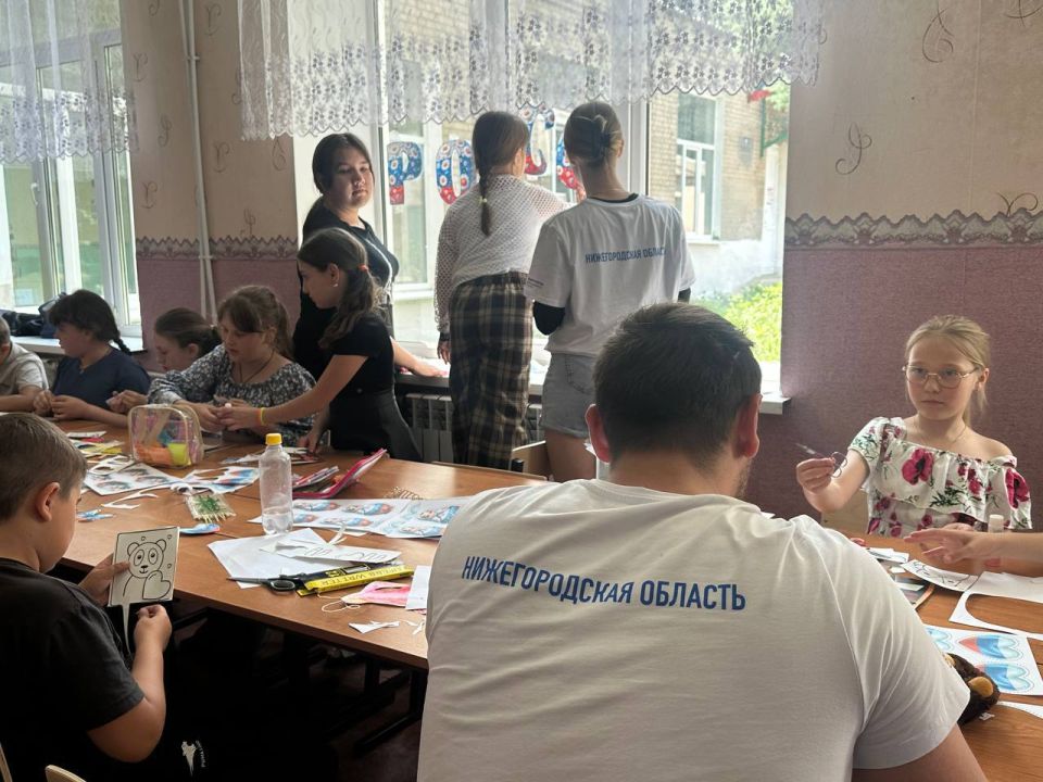 С Россией в сердце. В преддверии Дня России, при поддержке администрации города, инициативная молодёжь совместно с волонтёрами «Дома Народного Единства» организовали и провели мастер-класс по изготовлению декоративных... С Россией в сердце. В преддверии Дня России, при поддержке администрации города, инициативная молодёжь совместно с волонтёрами «Дома Народного Единства» организовали и провели мастер-класс по изготовлению декоративных...