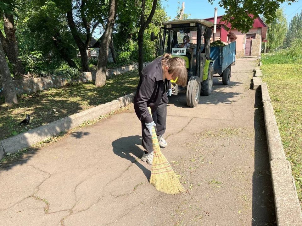 В рамках партпроекта Единой России "Чистая страна" в Снежном благоустраивают парковую зону В рамках партпроекта Единой России "Чистая страна" в Снежном благоустраивают парковую зону
