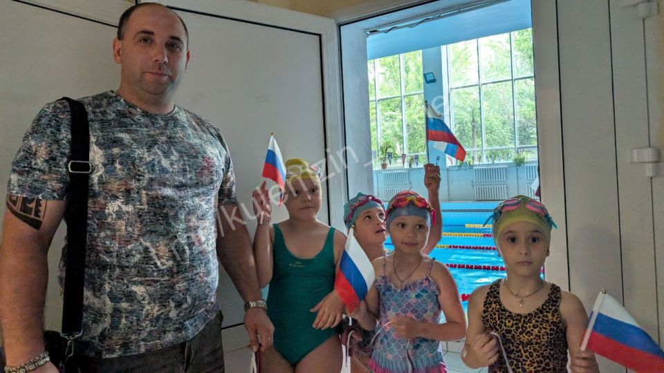 Сегодня, в преддверии Дня России, сотрудники управления молодёжной политики администрации городского округа Донецк посетили СК «Кировец», где проходил турнир по плаванию Сегодня, в преддверии Дня России, сотрудники управления молодёжной политики администрации городского округа Донецк посетили СК «Кировец», где проходил турнир по плаванию