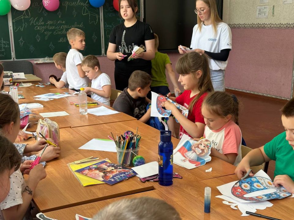 С Россией в сердце. В преддверии Дня России, при поддержке администрации города, инициативная молодёжь совместно с волонтёрами «Дома Народного Единства» организовали и провели мастер-класс по изготовлению декоративных... С Россией в сердце. В преддверии Дня России, при поддержке администрации города, инициативная молодёжь совместно с волонтёрами «Дома Народного Единства» организовали и провели мастер-класс по изготовлению декоративных...