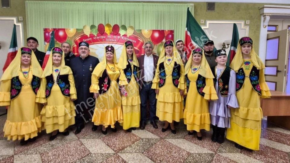 Культурное богатство. В 2001 году по инициативе активистов татарской общины при поддержке Донецкого областного татарского культурного центра был создан ансамбль «Донбасс татарлары» («Татары Донбасса») Культурное богатство. В 2001 году по инициативе активистов татарской общины при поддержке Донецкого областного татарского культурного центра был создан ансамбль «Донбасс татарлары» («Татары Донбасса»)