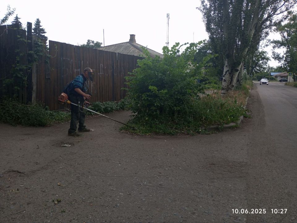 Сергей Желновач: На территории городского округа Дебальцево продолжаются работы покосу сорных и карантинных трав Сергей Желновач: На территории городского округа Дебальцево продолжаются работы покосу сорных и карантинных трав