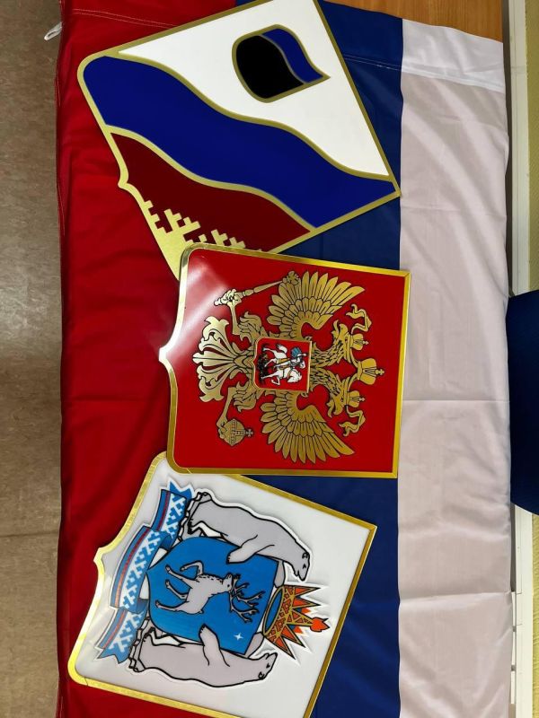 Ко Дню России губкинцы передали жителям ДНР главные государственные символы Ко Дню России губкинцы передали жителям ДНР главные государственные символы