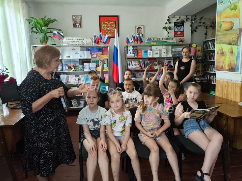 В преддверии одного из самых значимых для нас праздников – Дня России – в библиотеке-филиале № 6 для ребят из пришкольного летнего лагеря школы № 153 провели исторический этюд «Россия – Родина моя!» В преддверии одного из самых значимых для нас праздников – Дня России – в библиотеке-филиале № 6 для ребят из пришкольного летнего лагеря школы № 153 провели исторический этюд «Россия – Родина моя!»