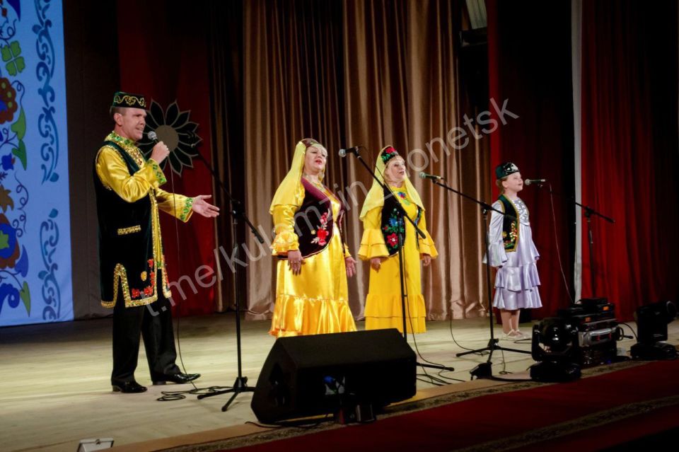 Культурное богатство. В 2001 году по инициативе активистов татарской общины при поддержке Донецкого областного татарского культурного центра был создан ансамбль «Донбасс татарлары» («Татары Донбасса») Культурное богатство. В 2001 году по инициативе активистов татарской общины при поддержке Донецкого областного татарского культурного центра был создан ансамбль «Донбасс татарлары» («Татары Донбасса»)