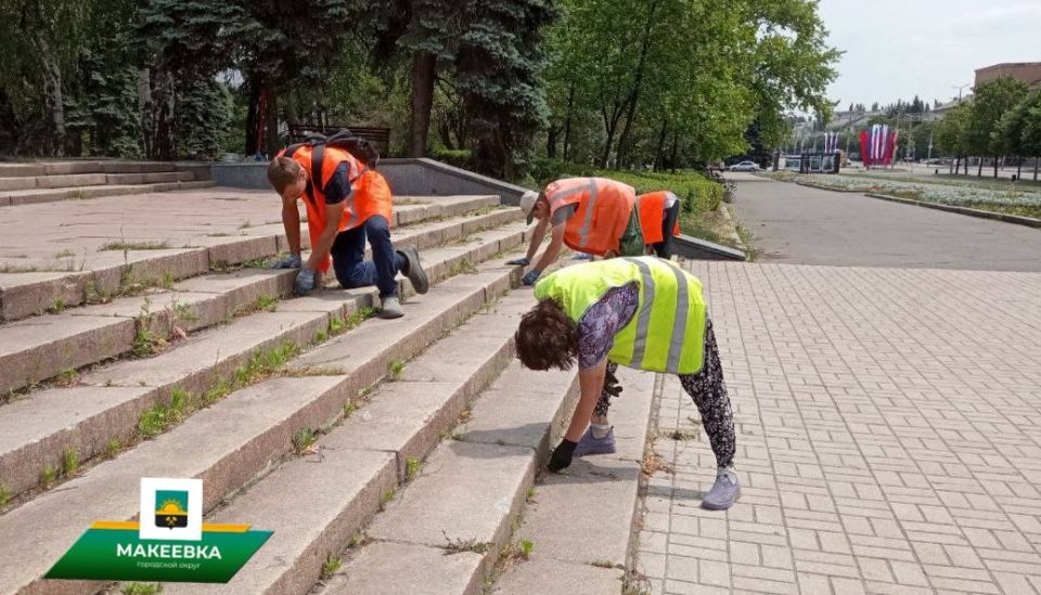 Сотрудниками МУП АГМ «Перспектива» выполнены работы: по сбору летучего мусора и очистке урн, по уборке тротуаров и дорог, по ул. Московской, Плеханова, Чубаря, Свободы, Ермощенко, Победы, Ленина, Малиновского, Трамвайная... Сотрудниками МУП АГМ «Перспектива» выполнены работы: по сбору летучего мусора и очистке урн, по уборке тротуаров и дорог, по ул. Московской, Плеханова, Чубаря, Свободы, Ермощенко, Победы, Ленина, Малиновского, Трамвайная...
