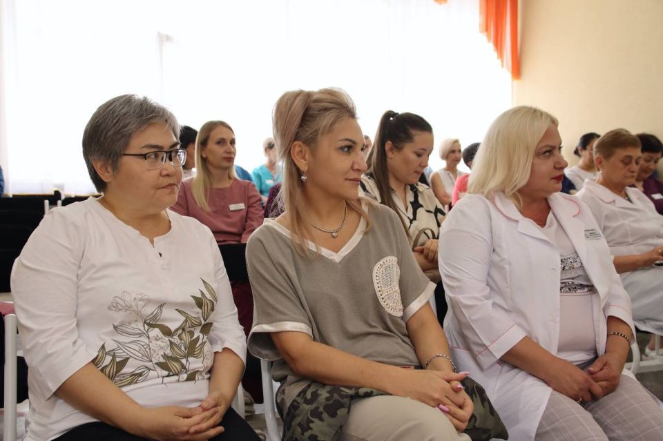 Глава Республики Алтай Андрей Турчак представил коллективу БУЗ РА «Республиканская больница» нового главного врача Глава Республики Алтай Андрей Турчак представил коллективу БУЗ РА «Республиканская больница» нового главного врача