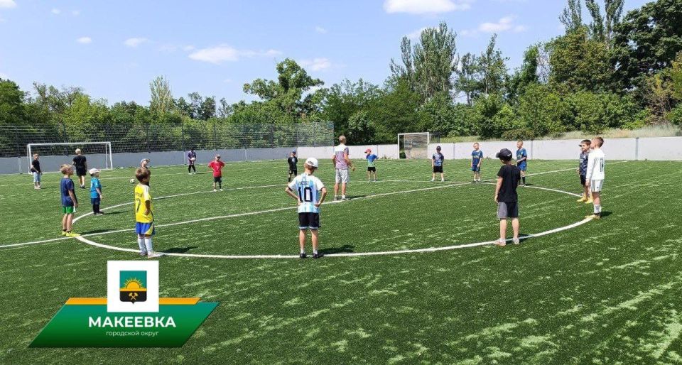 В рамках месячника «Спортивный Донбасс» для ребят спортивной школы №3 провели тренировку по футболу на свежем воздухе В рамках месячника «Спортивный Донбасс» для ребят спортивной школы №3 провели тренировку по футболу на свежем воздухе