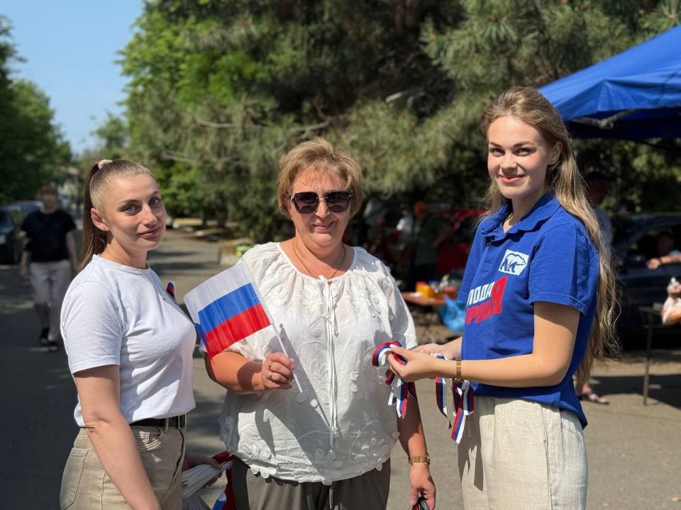 Николай Михайлов: В Старобешево прошла акция "Родиной горжусь" Николай Михайлов: В Старобешево прошла акция "Родиной горжусь"