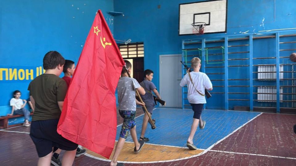 Накануне великого праздника Дня России юнармейцы Ялтинского юнармейского отряда Папаценко Александр, Зелковская София и Глушко Анна, провели мастер классы для ребят пришкольного лагеря "Капитошка" Накануне великого праздника Дня России юнармейцы Ялтинского юнармейского отряда Папаценко Александр, Зелковская София и Глушко Анна, провели мастер классы для ребят пришкольного лагеря "Капитошка"