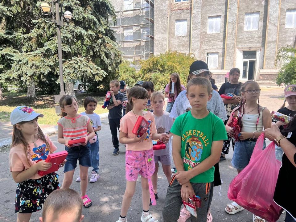 Сегодня по партийному проекту «Единая Россия» «Детский спорт» отдел физической культуры, спорта и туризма администрации городского округа Дебальцево провёл яркое и насыщенное спортивное мероприятие под названием «Мы живем в... Сегодня по партийному проекту «Единая Россия» «Детский спорт» отдел физической культуры, спорта и туризма администрации городского округа Дебальцево провёл яркое и насыщенное спортивное мероприятие под названием «Мы живем в...