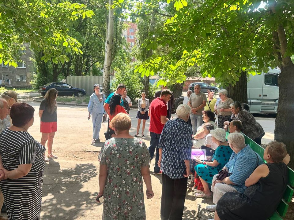 11 июня представители Управы Центрально-Городского внутригородского района, совместно с депутатами Макеевского городского совета Яной Мусацкой и Тарасом Сидоренко провели встречу с гражданами на подведомственной территории... 11 июня представители Управы Центрально-Городского внутригородского района, совместно с депутатами Макеевского городского совета Яной Мусацкой и Тарасом Сидоренко провели встречу с гражданами на подведомственной территории...