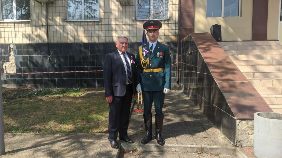 Николай Михайлов: 11 июня по партийному проекту Единой России «Историческая память» в поселке Старобешево принял участие в Торжественном поднятии Государственного флага Российской Федерации, посвященном Дню России Николай Михайлов: 11 июня по партийному проекту Единой России «Историческая память» в поселке Старобешево принял участие в Торжественном поднятии Государственного флага Российской Федерации, посвященном Дню России