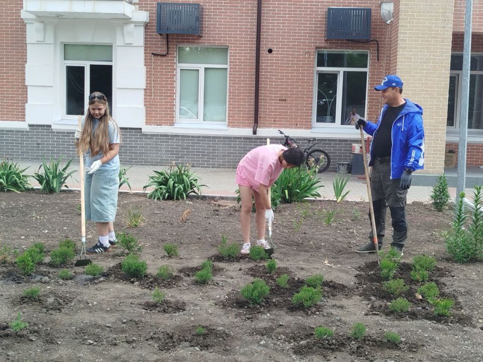 Константин Зинченко: В рамках экологической акции "Марафон зеленых дел" совместно с председателем Волновахского муниципального совета, депутатом от фракции «Единая Россия» Таймуразом Арсоевым, ветераном боевых действий... Константин Зинченко: В рамках экологической акции "Марафон зеленых дел" совместно с председателем Волновахского муниципального совета, депутатом от фракции «Единая Россия» Таймуразом Арсоевым, ветераном боевых действий...