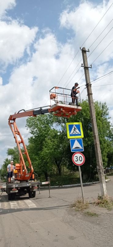 МУП администрации города Тореза "Благоустройство" продолжает выполнять работы по восстановлению уличного освещения на территории городского округа Торез МУП администрации города Тореза "Благоустройство" продолжает выполнять работы по восстановлению уличного освещения на территории городского округа Торез