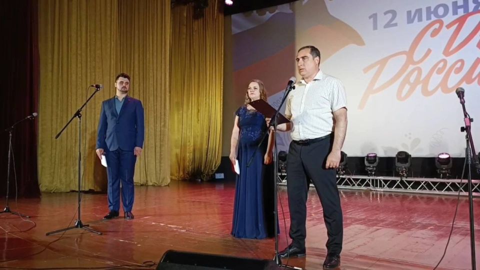 12 июня - День России. Дата появилась в официальном календаре торжеств в 1994 году, в память о событиях, которые происходили ещё в советское время 12 июня - День России. Дата появилась в официальном календаре торжеств в 1994 году, в память о событиях, которые происходили ещё в советское время