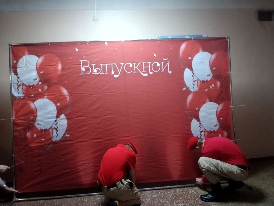 Юнармейцы ВПК "Патриот" имени героев Буденновского подполья (ГБОУ "Школа №119 г.о.Донецк") местного штаба г. Донецка Ананенков Владимир, Удод Тимур и Новикова Ирина доказывают, что можно дружить не только между собой, а и с... Юнармейцы ВПК "Патриот" имени героев Буденновского подполья (ГБОУ "Школа №119 г.о.Донецк") местного штаба г. Донецка Ананенков Владимир, Удод Тимур и Новикова Ирина доказывают, что можно дружить не только между собой, а и с...