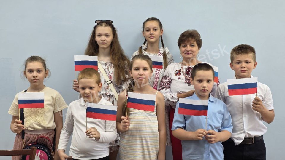 В преддверии Дня России в донецких учреждениях дополнительного образования прошли разнообразные тематические мероприятия В преддверии Дня России в донецких учреждениях дополнительного образования прошли разнообразные тематические мероприятия