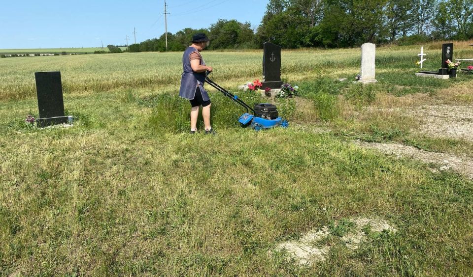 В Володарском муниципальном округе проведены работы по покосу сорных и карантинных трав по улице Ленина и на кладбище в с. Зеленый Яр и около территории нежилого домостроения в с. Кирилловка В Володарском муниципальном округе проведены работы по покосу сорных и карантинных трав по улице Ленина и на кладбище в с. Зеленый Яр и около территории нежилого домостроения в с. Кирилловка