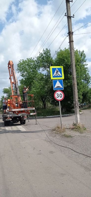 МУП администрации города Тореза "Благоустройство" продолжает выполнять работы по восстановлению уличного освещения на территории городского округа Торез МУП администрации города Тореза "Благоустройство" продолжает выполнять работы по восстановлению уличного освещения на территории городского округа Торез